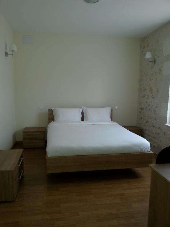 Gite Du Domaine Du Haut Perron Villa Thesee Bagian luar foto